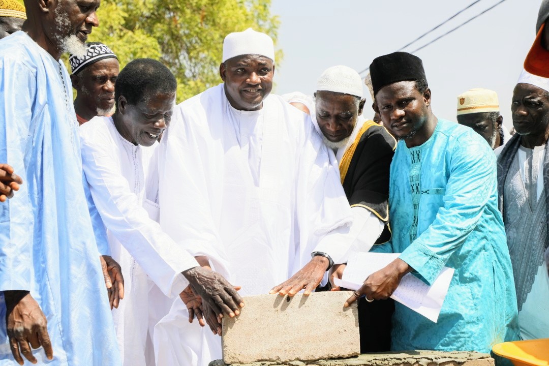 Foundation stone for a new mosque laid by President Barrow sponsored by Alhagie Basiru Jawara （2nd left）after Friday prayers in Sabi