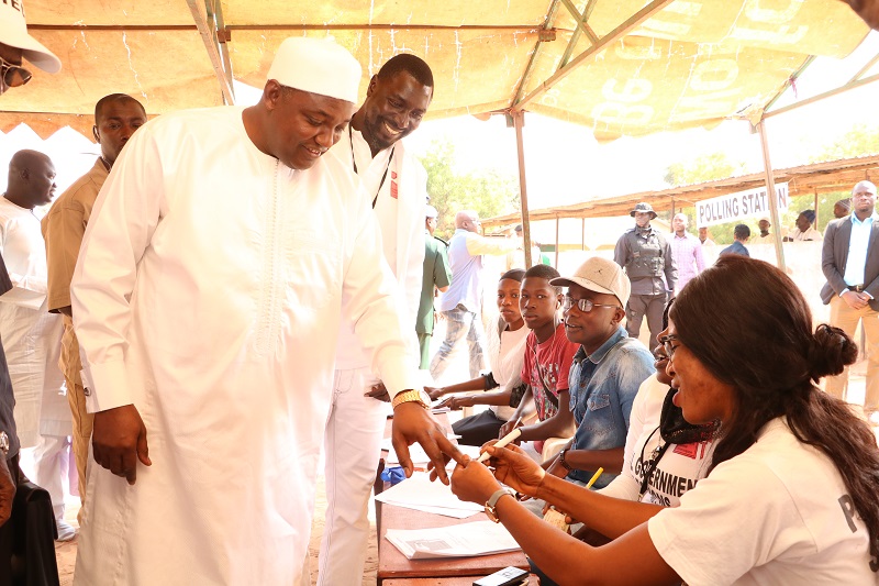 President Barrow casts his ballot in the Mayoral and Chairperson Election