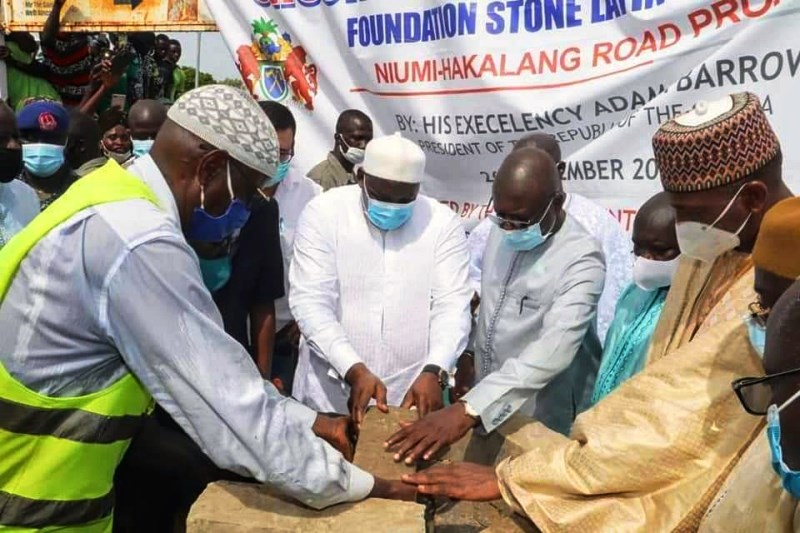 President Barrow Saturday laid the Foundation Stone of the 88km Hakalang Road Project in Nuim, North Bank Region. He was assisted by Cabinet Ministers and contractors