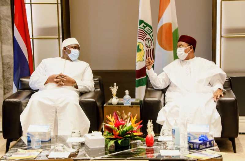 President Barrow arrives Niger Sunday afternoon ahead of the 57th ECOWAS Ordinary Summit. He was met by his counterpart President Mahamadou Issoufou at the airport VIP lounge after the usual airport ceremonies
